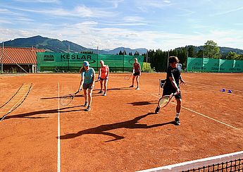 Tennistrainer, Tenniskurse, Tennisschule, Tennistraining für Erwachsene, Tennis Camps, Vereine, Mannschaftstraining, Einzeltraining, Gruppenkurse, BTV Trainer B-Lizenz Wettkampf in Kempten und im gesamten Allgäu. Drei Frauen und ein Mann beim Tennistraining für Erwachsene auf dem Tennisplatz im Allgäu.