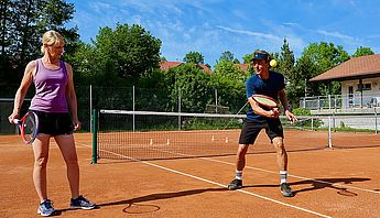 Tennistrainer, Tenniskurse, Tennisschule, Tennistraining Erwachsene, Tennis Camps, Vereine, Mannschaftstraining, Einzeltraining, Gruppenkurse, BTV Trainer B-Lizenz Wettkampf in Kempten und im gesamten Allgäu. Damentennis mit einer Frau beim Tennistraining in einer Einzelstunde auf dem Tennisplatu