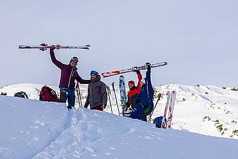 Skitour, Skiführer, staatlich geprüfter dipl. Skiführer, Skilehrer, Skiguide, Allgäu, Kleinwalsertal, Tannheim, Guide, Hochtour, Führer. Eine Skitour am Gipfel in den Allgäuer Alpen mit Skiführer und Skiguide als Skitourenführer bei einer Hochtour mit drei Frauen und zwei Männern im Winter auf Ski.