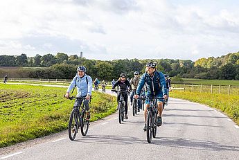 Bikeguide, MTB Guide, geführte Fahrradtouren im Allgäu, Techniklehrer, Fitnesstrainer, Funktionelles Training, Thai Yoga Massage, Ayurveda Fahrradgruppe auf festen Wegen unterwegs mit einem Führer und Bikeguide auf einer Fahrradtour mit Guide aus dem Allgäu.