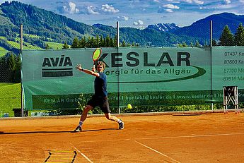 Tennistrainer, Tenniskurse, Tennisschule, Kids Tennis Camps, Vereine, Mannschaftstraining, Einzeltraining, Gruppenkurse, BTV Trainer B-Lizenz Wettkampf in Kempten und im gesamten Allgäu. Tennisspieler beim Vorhadtraining und Wettkampf, Punktspiel BTV Trainer B-Lizenz