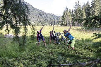 Fitnesstrainer, E-Bike Guide, E-MTB Guide, Skating-Lehrer, Skischule, Tennisschule, Privatskilehrer, Yogalehrer, Schmerztherapie, Reha, Funktionelles Training,Thai Yoga Massage, Ayurveda Gruppe beim Group Fitness und Personal Training in der Natur beim Yoga machen.