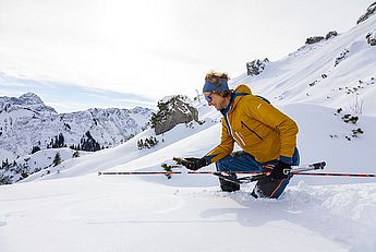 Skitour, Skiführer, staatlich geprüfter dipl. Skiführer, Skilehrer, Skiguide, Allgäu, Kleinwalsertal, Tannheim, Guide, Ski-Hochtour, Führer. Ein Skilehrer und Skiguide beim Umgang mit dem LVS Gerät bei Schnee- und Lawinenkunde in der Praxis in den Allgäuer Bergen beim Skitourgehen.