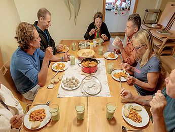 Yogalehrer, Ernährungstrainer, Typberatung nach Ayurveda, Dosha Test, Ernährung Coach, Ernährung nach den 5 Elementen, Ayurveda, ayurvedische Ernährung, Thai Yoga Massage, Thaiyogamassage, Yogakurs, Yoga Klassen, Yoga Personal Training. Eine Gruppe am Tisch beim Essen nach einem Workshop für Ernährung und Ayurveda nach den 5 Elementen mir Rezepten und Typ Beratung.