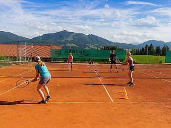 Tennistrainer, Tenniskurse, Tennisschule, Kids Tennis Camps, Vereine, Mannschaftstraining, Einzeltraining, Gruppenkurse, BTV Trainer B-Lizenz Wettkampf in Kempten und im gesamten Allgäu. Tenniskurs mit Hobbyspielern und Tennistrainer aus dem Allgäu.
