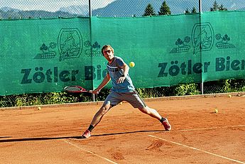Tennistrainer, Tenniskurse, Tennisschule, Tennistraining für Kids, Kinder und Jugendliche, Tennis Camps, Vereine, Mannschaftstraining, Einzeltraining, Gruppenkurse, BTV Trainer B-Lizenz Wettkampf in Kempten und im gesamten Allgäu. Mann beim Tennisspielen mit Tennistrainer im Mannschaftstraining.