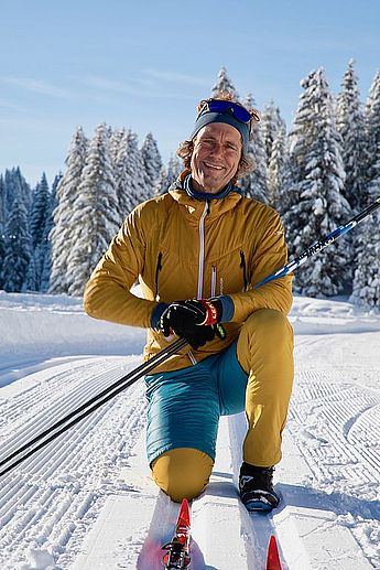 Skilehrer, Privatskilehrer, Skischule, Langlauflehrer,Freeride Gelände, Skikurs für Kinder und Erwachsene,  Skitouren, Gruppen, Langlaufschule, Skating-Lehrer, staatlich geprüfter Skilehrer Allgäu, Tirol, Vorarlberg. Langlaufschule im Allgäuer Winter mit einem Mann im Schnee mit Ski und Stöcken vor einem Langlaufkurs.