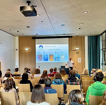 Yogalehrer, Ernährungstrainer, Typberatung nach Ayurveda, Dosha Test, Ernährung Coach, Ernährung nach den 5 Elementen, Ayurveda, ayurvedische Ernährung, Thai Yoga Massage, Thaiyogamassage, Yogakurs, Yoga Klassen, Yoga Personal Training. Vortrag in einem Saal beim Workshop für Ayurveda und Ernährung mit Coach und Seminar Trainer zum lernen von Wissen mit Skript und individueller Beratung im Allgäu.