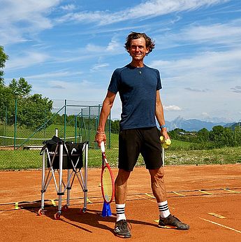 Tennistrainer, Tenniskurse, Tennisschule, Kids Tennis Camps, Vereine, Mannschaftstraining, Einzeltraining, Gruppenkurse, in Kempten und im gesamten Allgäu. Tennisspieler auf einem Sandplatz als Tennistrainer für Trainerstunden im Allgäu und in Kempten.