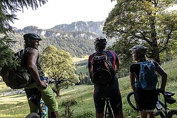 E-Bike Guide, Fahrradguide, E-MTB Guide, geführte Fahrradtouren im Allgäu, Techniktraining, Fitnesstrainer, Funktionelles Training, Thai Yoga Massage, Ayurveda E-Bike Gruppe bei einer Pause vor der Hütte mit Allgäuer Küche und Schmankerln in den Allgäuer Bergen.