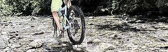 E-Bike Guide, Fahrradguide, E-MTB Guide, geführte Fahrradtouren im Allgäu, Techniktraining, Fitnesstrainer, Funktionelles Training, Thai Yoga Massage, Ayurveda Fahrrad im Wasser entlang der Iller bei einem MTB Bike Technikkurs für Fortgeschrittene im Allgäu