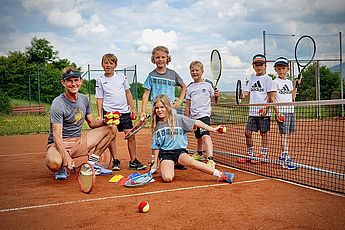 Tennistrainer, Tenniskurse, Tennisschule, Tennistraining für Kids, Tennis Camps, Vereine, Mannschaftstraining, Einzeltraining, Gruppenkurse, BTV Trainer B-Lizenz Wettkampf in Kempten und im gesamten Allgäu. Kindertraining und Kids Mannschaft Tennis auf dem Tennisplatt mit Tennistrainer, Ball und Schläger.
