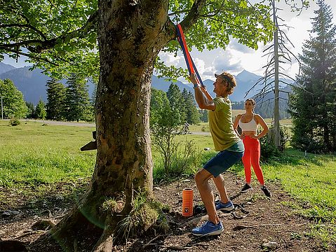 Hansi Kienle ist Personal Trainer in Kempten Allgäu mit ganzheitlichen Ansatz aus Sportwissenschaft und Ayurveda für chronische Schmerzen, Schmerztherapie, Rücken, Ernährung, Rehabilitation, funktionelles Training und Calisthenics gehören. Zum Thema CALISTENICS FUNKTIONELLES TRAINING
