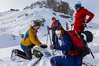 Skitour, Skiführer, staatlich geprüfter dipl. Skiführer, Skilehrer, Skiguide, Allgäu, Kleinwalsertal, Tannheim, Guide, Hochtour, Führer. Eine Skitour Gruppe mit Skiführer in den Allgäuer Bergen bei der Schulung von Orientierung, Wetterkunde, Schnee- und Lawinenkunde mit drei Männern und zwei Frauen in den Allgäuer Alpen.