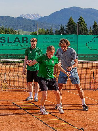 Tennistrainer, Tenniskurse, Tennisschule, Tennistraining für Kids, Kinder und Jugendliche, Tennis Camps, Vereine, Mannschaftstraining, Einzeltraining, Gruppenkurse, BTV Trainer B-Lizenz Wettkampf in Kempten und im gesamten Allgäu. Koordinationsleiter beim Tennistraining im Coaching mit einer Übung für Schnelligkeit und Beinarbeit.
