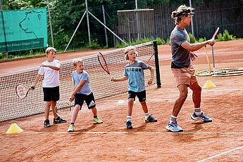Tennistrainer, Tenniskurse, Tennisschule, Tennistraining für Kids, Tennis Camps, Vereine, Mannschaftstraining, Einzeltraining, Gruppenkurse, BTV Trainer B-Lizenz Wettkampf in Kempten und im gesamten Allgäu. Drei Kinder beim Tennistraining auf dem Tennisplatz mit Tennistraining zum Vorhandtraining.