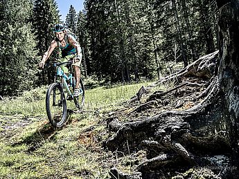 Fitnesstrainer, E-Bike Guide, E-MTB Guide, Skating-Lehrer, Skischule, Tennisschule, Privatskilehrer, Yogalehrer, Schmerztherapie, Reha, Funktionelles Training,Thai Yoga Massage, Ayurveda Ein Mountainbiker im Allgäu auf einem Fully E-MTB beim Trailbiken mit Techniktraining auf einem S0-S1, S2 Trail im Allgäu.