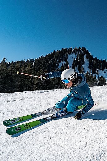 Skilehrer, Privatskilehrer, Skischule, Freeride Gelände, Skikurs für Kinder und Erwachsene,  Skitouren, Gruppen, Langlaufschule, Skating-Lehrer, staatlich geprüfter Skilehrer Allgäu, Tirol, Vorarlberg. Ein Skifahrer als Skilehrer in Skischule als Experte für Skitechnik beim Kurvenfahren mit Helm zum lernen und verbessern für Skischule.